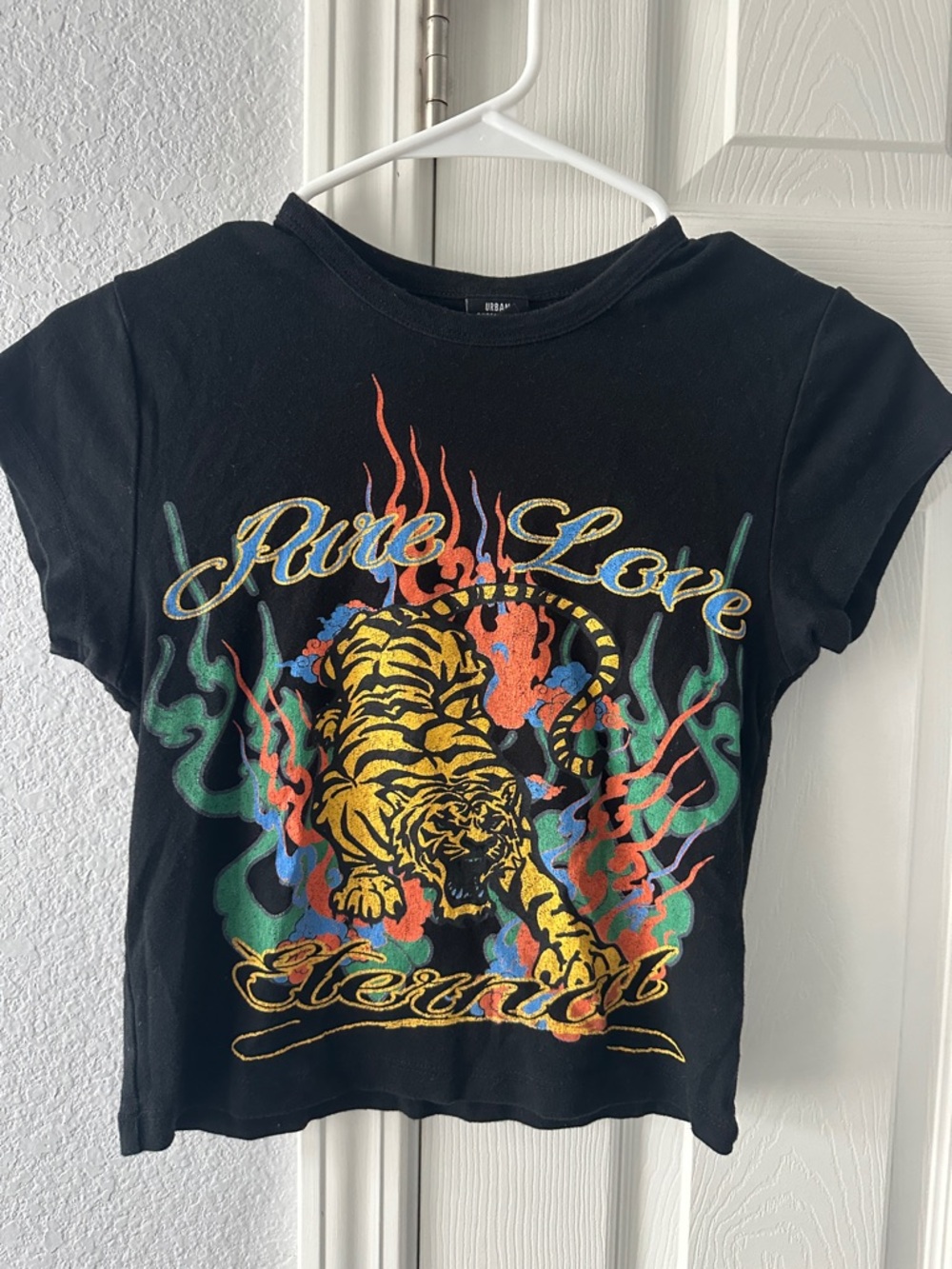 Urban Outfitters Black 'Pure Love' Tiger Graphic  Cropped Tee Jrs sz M